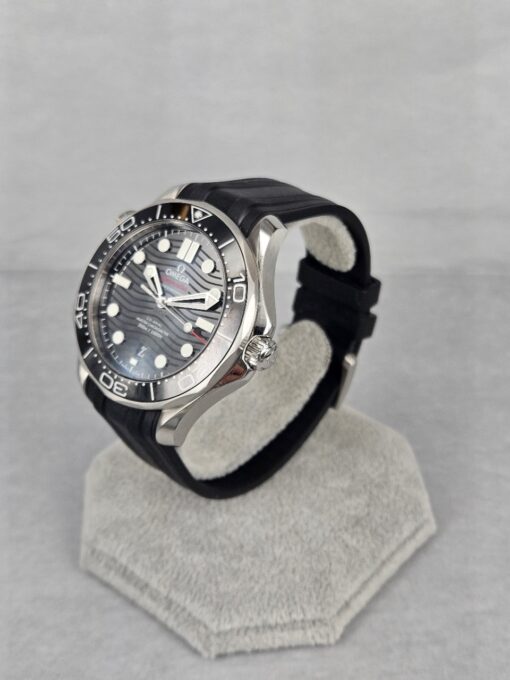 Omega Seamaster Diver 300 M BLACK DIAL  210.32.42.20.01.001 - Image 2