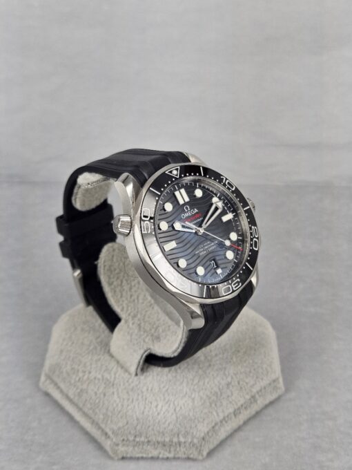 Omega Seamaster Diver 300 M BLACK DIAL  210.32.42.20.01.001 - Image 3